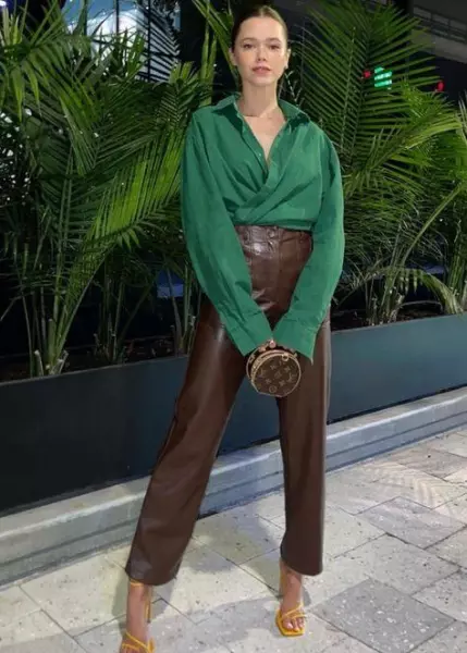 深绿色上衣配什么裤子好看(9)
