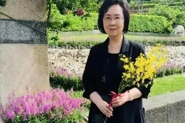 李翎君和琼瑶什么关系.