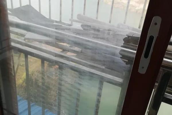 双层真空玻璃中间完全没有空气吗.