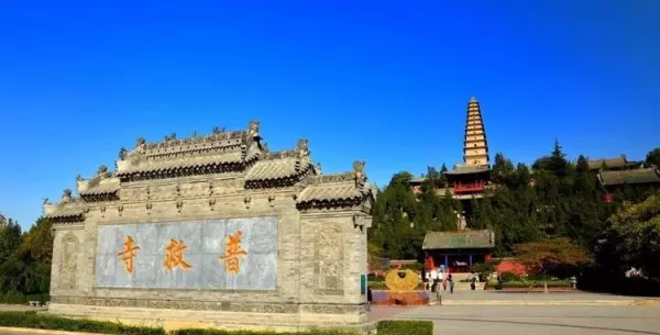 隔墙花影动,疑是玉人来.出自(1)