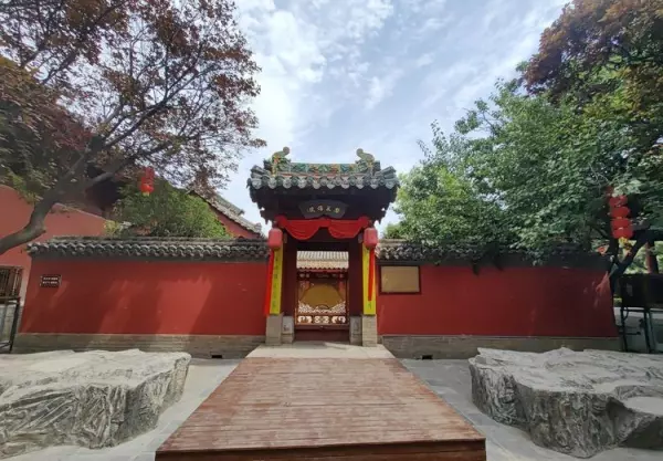 隔墙花影动,疑是玉人来.出自(8)