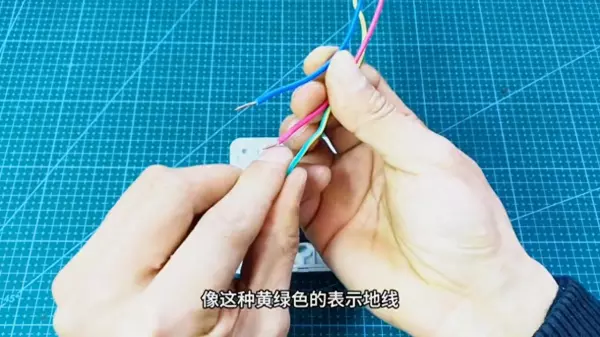 五孔插座带一个灯的开关怎么接线(1)