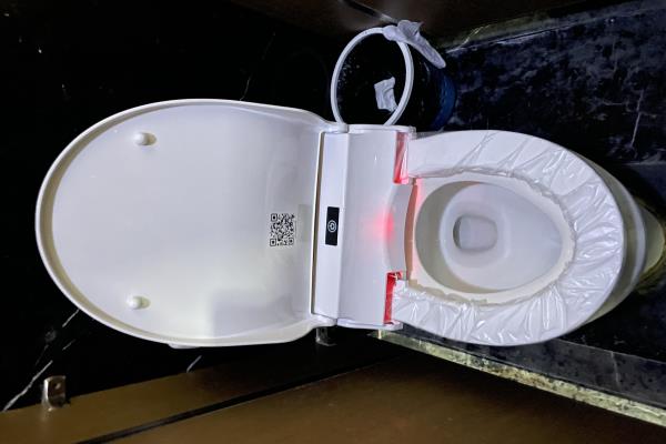马桶垫套塑料膜怎么样才能撕开.