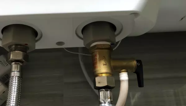 热水器安全阀漏水怎么处理方法(2)