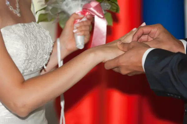 老婆同意再找个小伙子怎么办(9)