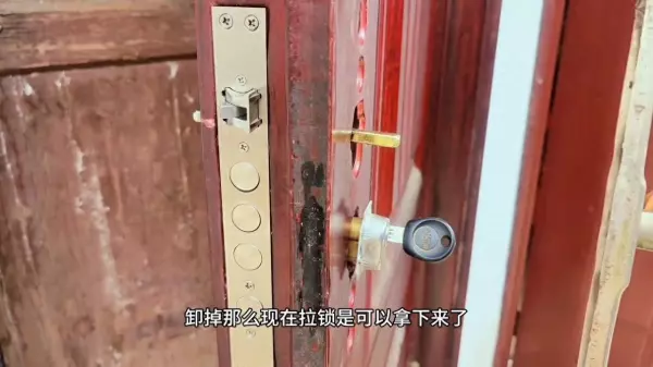 门锁打不开怎么办钥匙拧不动,钥匙拔不出来怎么办(1)
