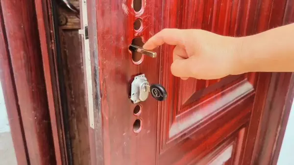 门锁打不开怎么办钥匙拧不动,钥匙拔不出来怎么办(2)