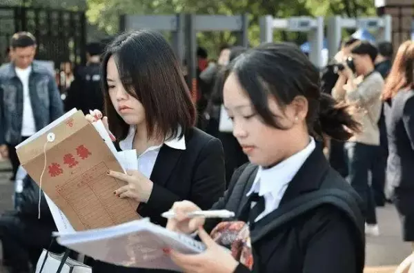 大学延时毕业一年还算应届生吗(1)
