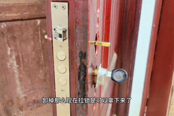 门锁打不开怎么办钥匙拧不动,钥匙拔不出来怎么办.