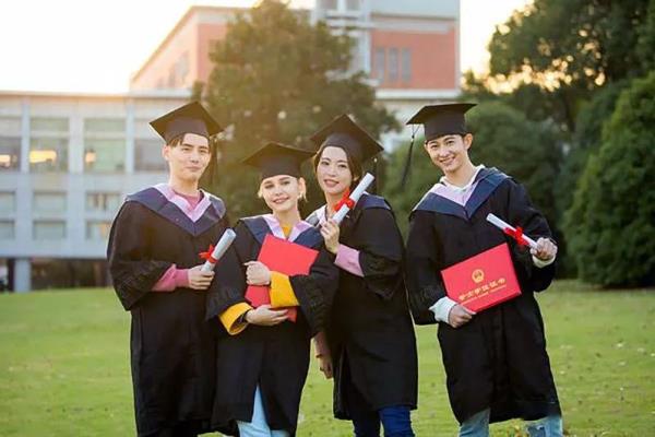 大学延时毕业一年还算应届生吗.