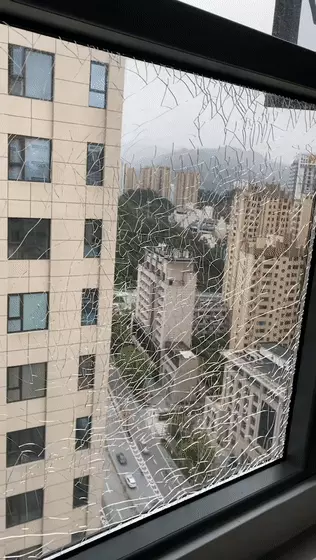 窗户玻璃自爆但是过了质保期谁的责任(1)