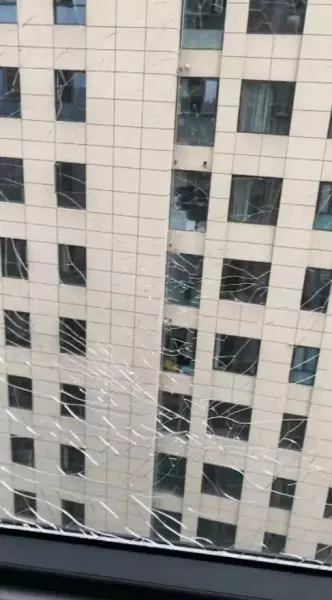 窗户玻璃自爆但是过了质保期谁的责任(2)