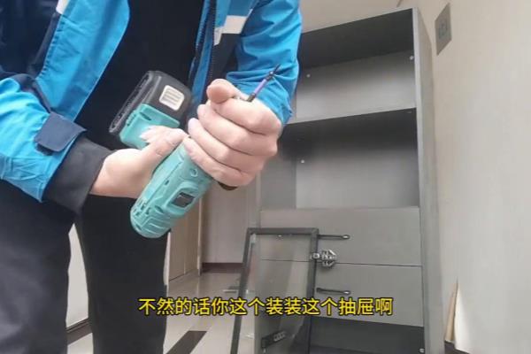 组装衣柜三合一螺丝怎么安装.