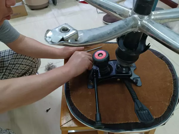 旋转椅子怎么固定轮子不转(12)