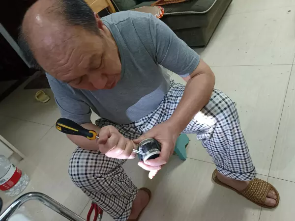 旋转椅子怎么固定轮子不转(15)