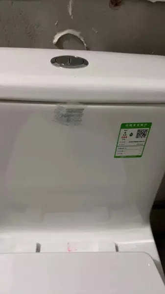 马桶贴墙和不贴墙哪个好(1)