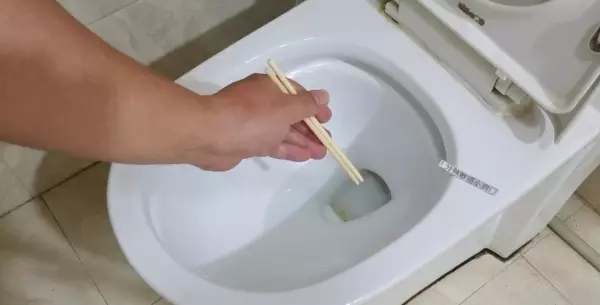 马桶塞怎么通马桶才能让它快点通(2)