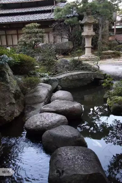 步石和汀步在园林道路设计中很常用,两者的区别在于(14)