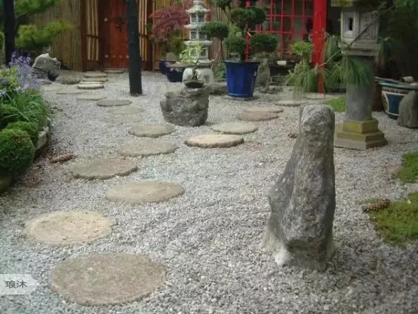 步石和汀步在园林道路设计中很常用,两者的区别在于(20)