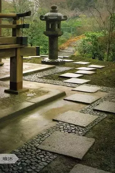 步石和汀步在园林道路设计中很常用,两者的区别在于(24)