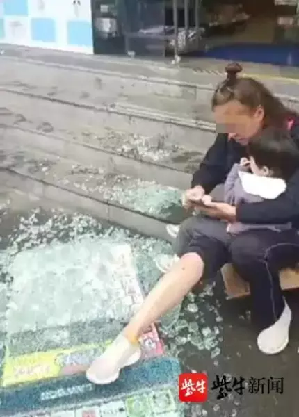 六楼框架结构底层隔墙拆了铺上地砖沿拆的地方空鼓楼会塌吗(3)