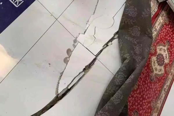六楼框架结构底层隔墙拆了铺上地砖沿拆的地方空鼓楼会塌吗.