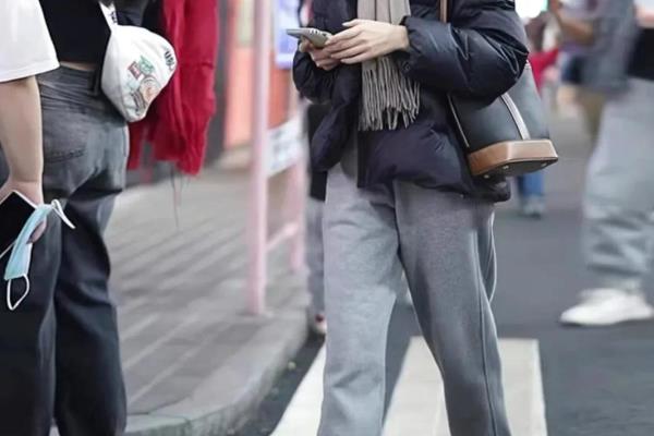 麻灰色裤子搭配什么颜色上衣.